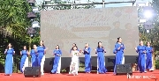 Tôn vinh áo dài trong không gian di sản làng cổ Phước Tích