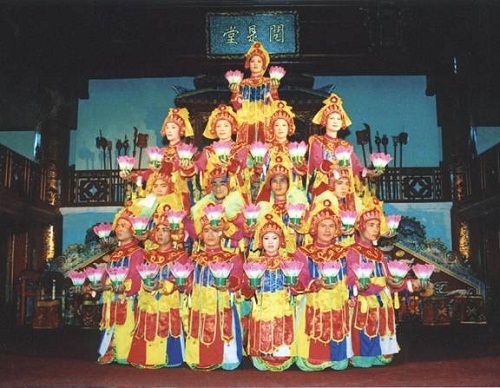 Điệu múa cung đình “Lục cúng hoa đăng”